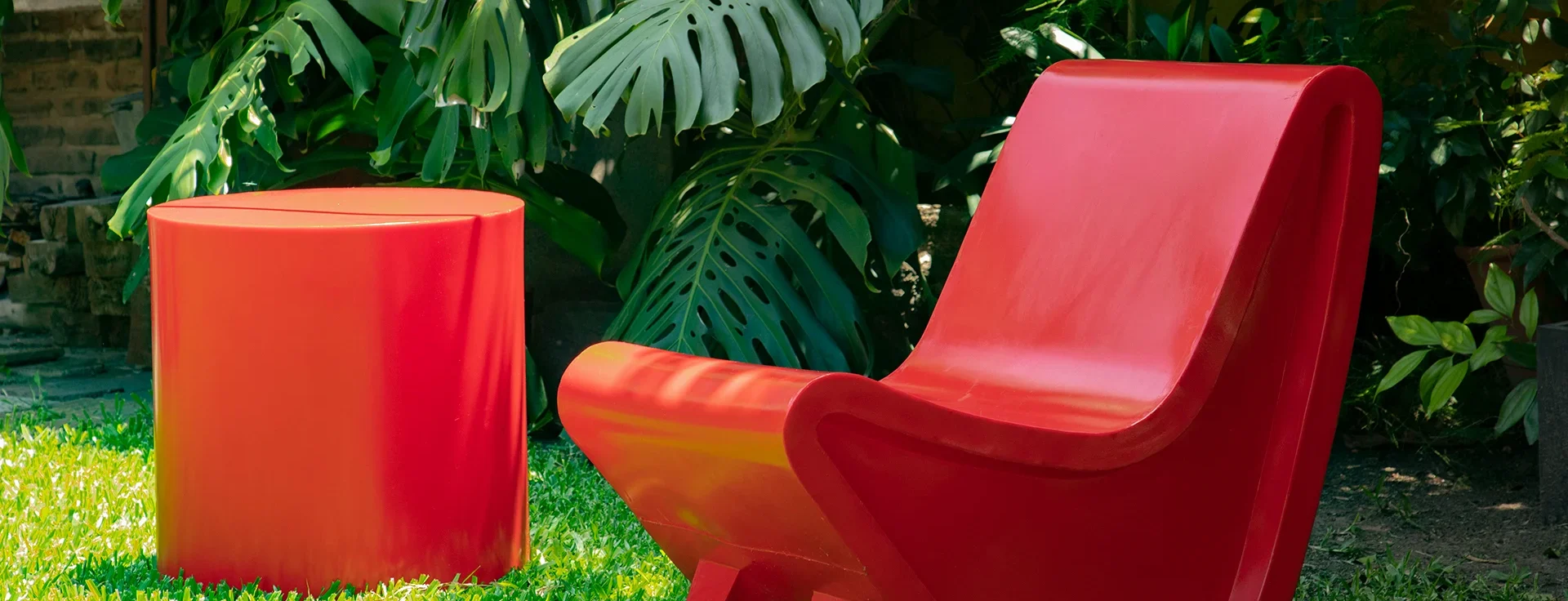sillones plásticos rojos en un jardín
